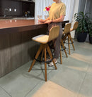 Taburete giratorio tapizado Marina, color Freijó, tela Frise claro